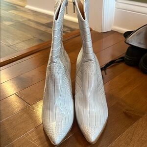 Elegant White Croc-Embossed Women's Boots